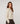 Kurze Strickjacke mit Schulterpolstern - Beige meliert